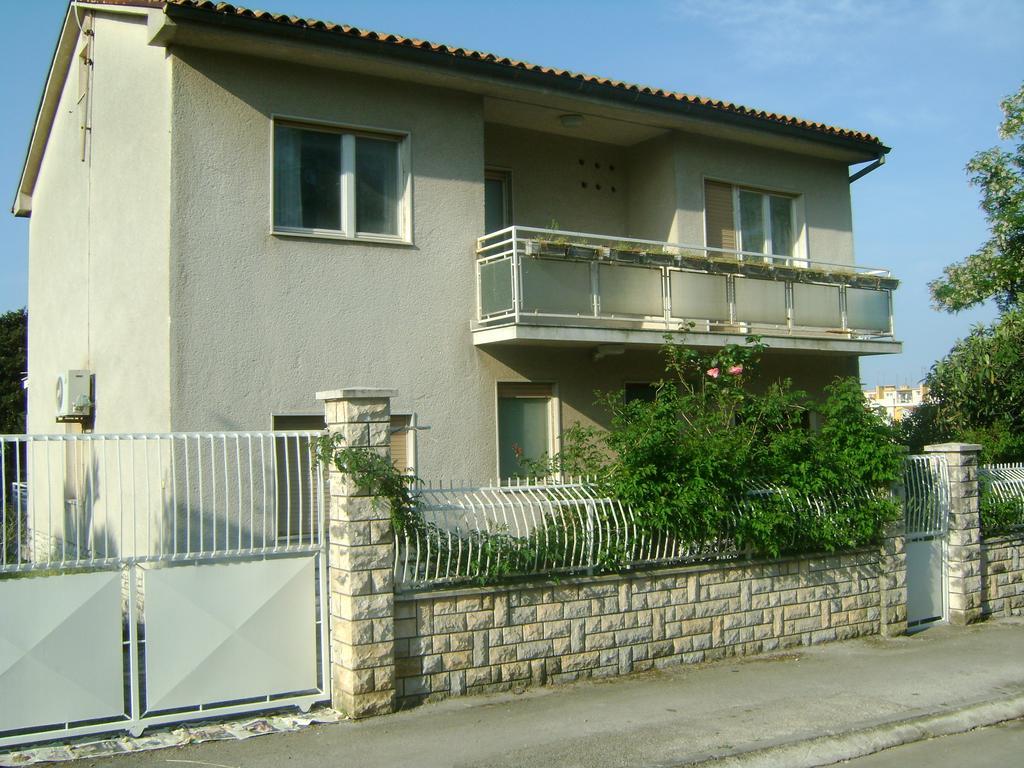 Apartment For Holidays In Пула Екстериор снимка